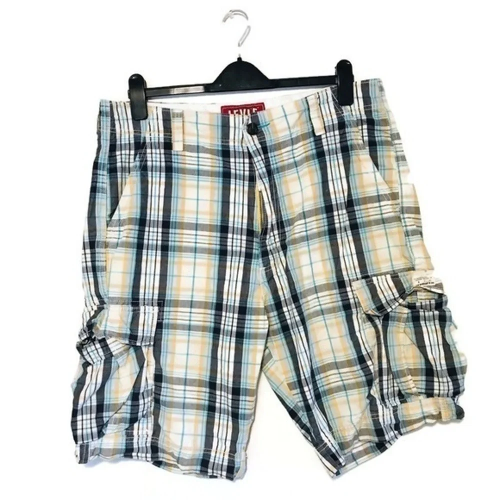 Levi Strauss Blue Yellow 100% cotton Plaid Cargo Shorts Men’s Size 36 11” inseam